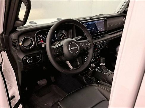 Used 2025 Jeep Gladiator Sport AWD/4WD image 16
