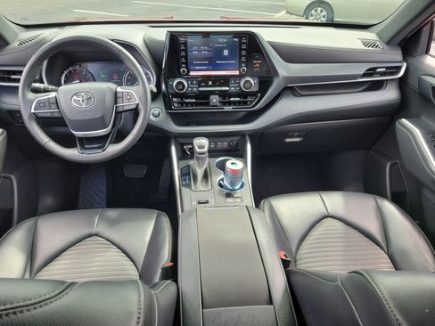 Used 2022 Toyota Highlander XSE FWD image 16