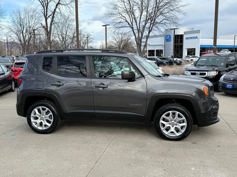 Used 2016 Jeep Renegade Latitude image 3