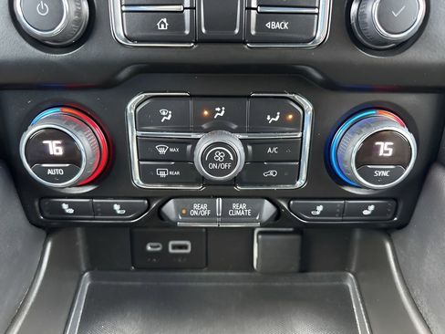 Used 2022 Chevrolet Suburban LT image 22