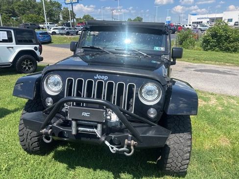 Used 2017 Jeep Wrangler Unlimited Sahara w/ Connectivity Group AWD/4WD image 2