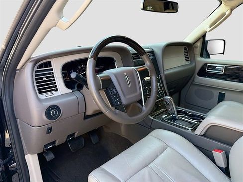 Used 2016 Lincoln Navigator Select image 26