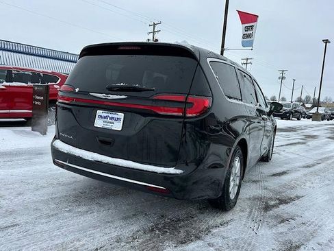 Used 2023 Chrysler Pacifica Touring-L image 7