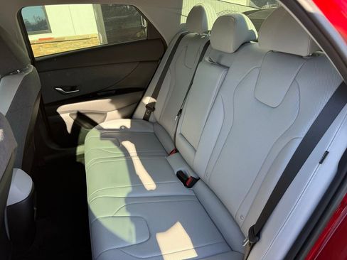 Used 2025 Hyundai Elantra Limited image 4