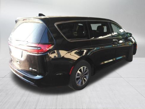 Used 2024 Chrysler Pacifica Limited FWD image 7