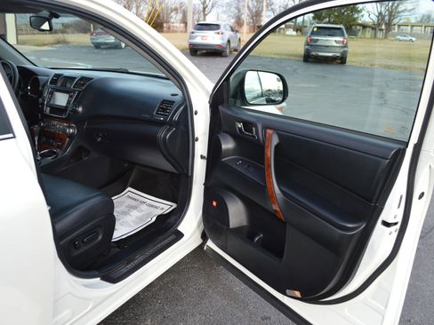 Used 2013 Toyota Highlander Limited image 18