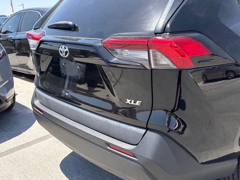 Used 2019 Toyota RAV4 XLE w/ Carpet Mat Package FWD image 4