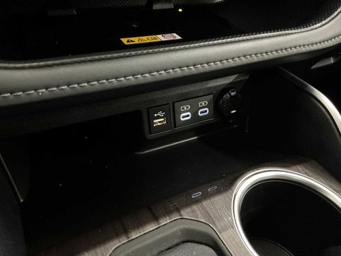 Used 2024 Toyota Highlander Limited image 15