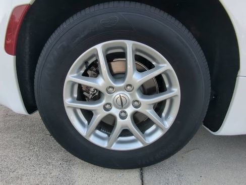 Used 2024 Chrysler Pacifica Touring-L FWD image 9