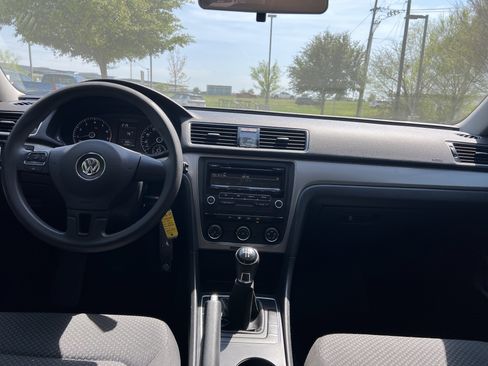 Used 2014 Volkswagen Passat S image 23