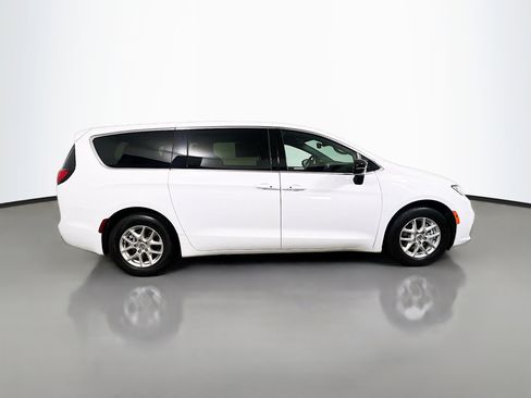 Used 2024 Chrysler Pacifica Touring FWD image 3