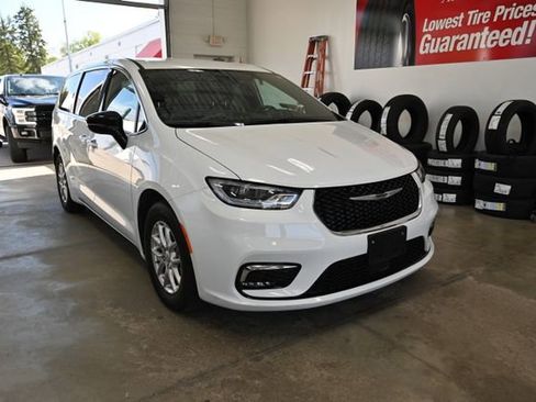 Used 2025 Chrysler Pacifica Select FWD image 3