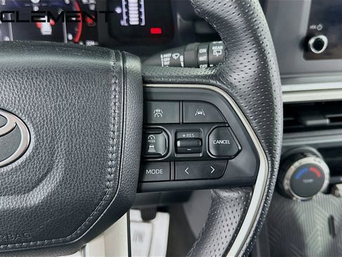 Used 2025 Toyota 4Runner SR5 AWD/4WD image 17