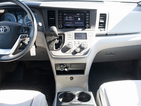 Used 2020 Toyota Sienna LE image 18