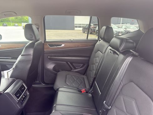 Used 2024 Volkswagen Atlas SE AWD/4WD image 32