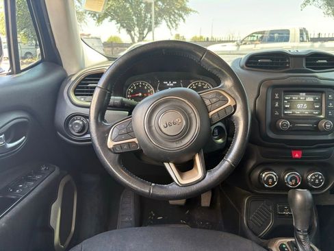 Used 2017 Jeep Renegade Latitude FWD image 6