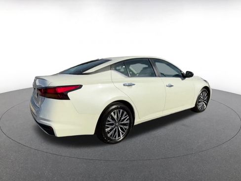 Used 2025 Nissan Altima 2.5 SV image 15