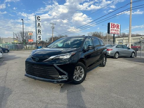 Used 2021 Toyota Sienna XLE image 1