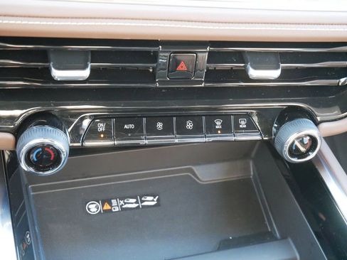 Certified 2025 Chevrolet Suburban High Country AWD/4WD image 23
