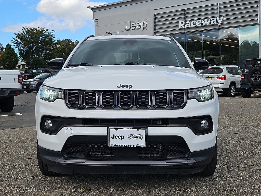 Used 2025 Jeep Compass Latitude w/ Convenience Group AWD/4WD image 2