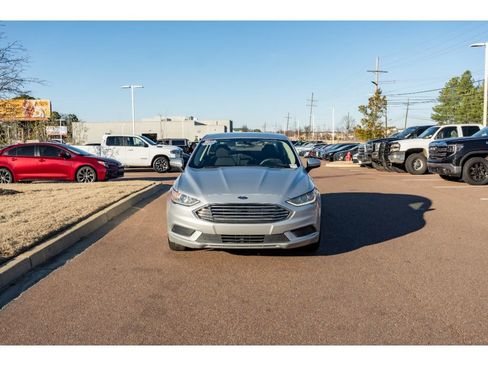 Used 2017 Ford Fusion SE image 2