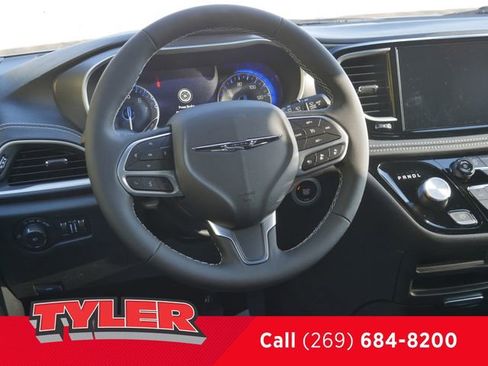 New 2026 Chrysler Pacifica Select image 44