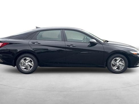 Used 2025 Hyundai Elantra SE image 9