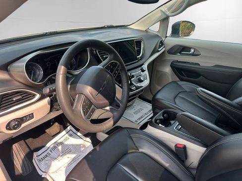 Used 2023 Chrysler Pacifica Touring-L FWD image 10
