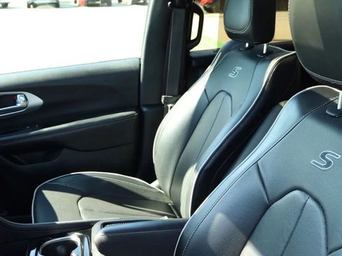 Used 2025 Chrysler Pacifica Limited FWD image 15