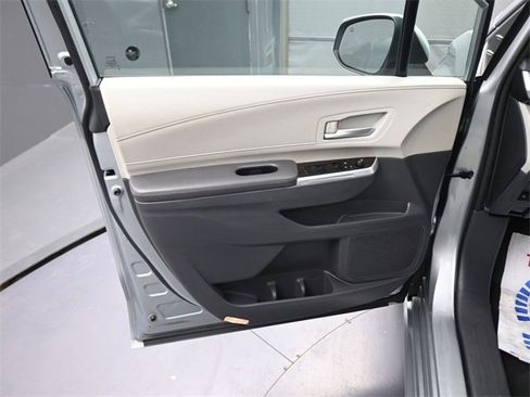 Used 2023 Toyota Sienna XLE image 38