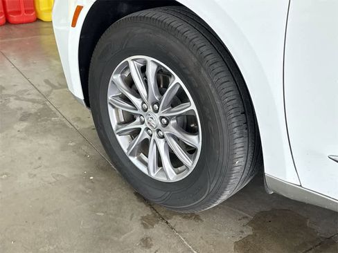 Used 2023 Buick Enclave Essence image 9