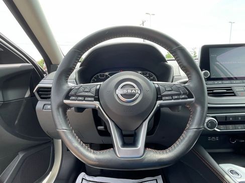 Used 2023 Nissan Altima 2.5 SR FWD image 13