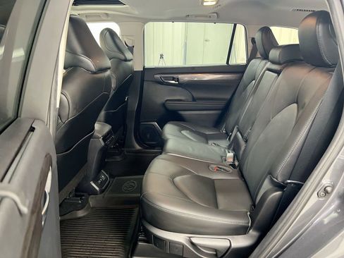 Used 2021 Toyota Highlander Limited image 24
