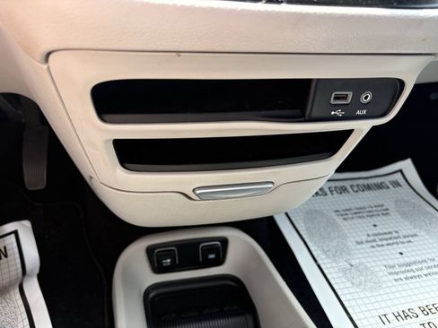 Used 2017 Chrysler Pacifica Touring-L FWD image 37