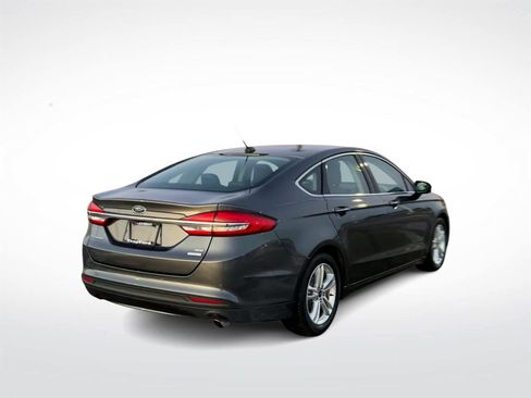 Used 2018 Ford Fusion SE w/ Fusion SE Technology Package image 8