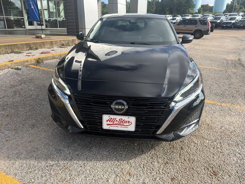 Used 2024 Nissan Altima 2.5 SV w/ SV Premium Package FWD image 2