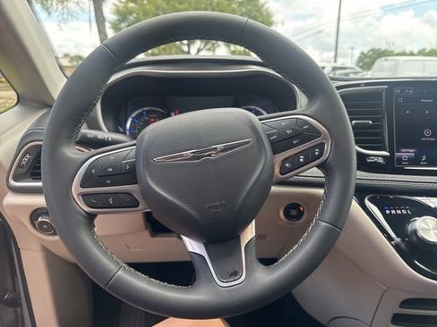 Used 2024 Chrysler Pacifica Limited FWD image 24