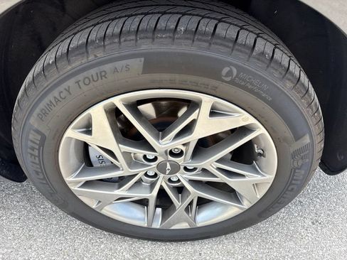 Used 2025 Genesis GV70 2.5T w/ Advanced Package AWD/4WD image 14