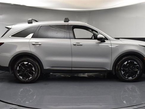 Certified 2025 Kia Sorento S w/ Panoramic Sunroof Package image 8