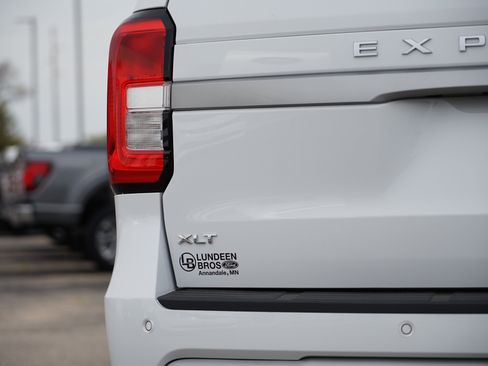 Used 2024 Ford Expedition XLT image 12