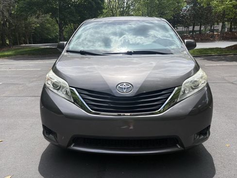 Used 2013 Toyota Sienna LE w/ Towing Pkg FWD image 10