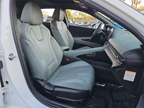 Certified 2025 Hyundai Elantra Limited image 10