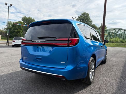 New 2027 Chrysler Pacifica Select AWD/4WD image 7