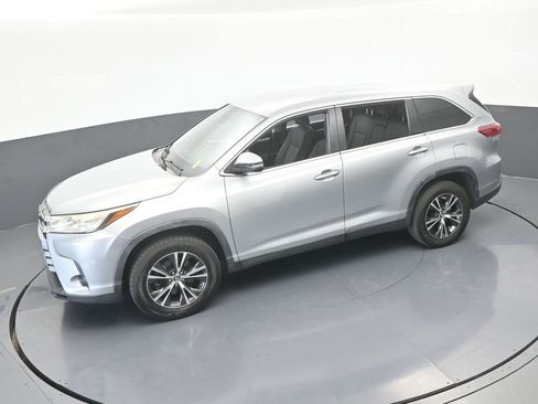 Used 2019 Toyota Highlander LE FWD image 45