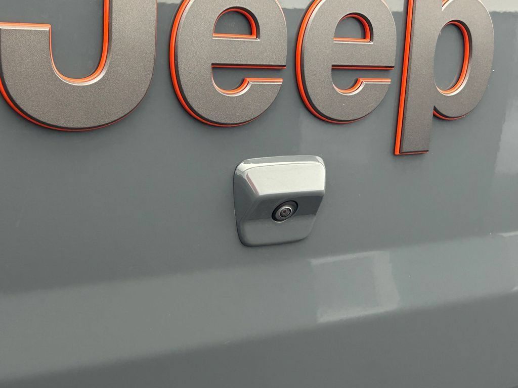 Used 2024 Jeep Gladiator Mojave AWD/4WD image 18