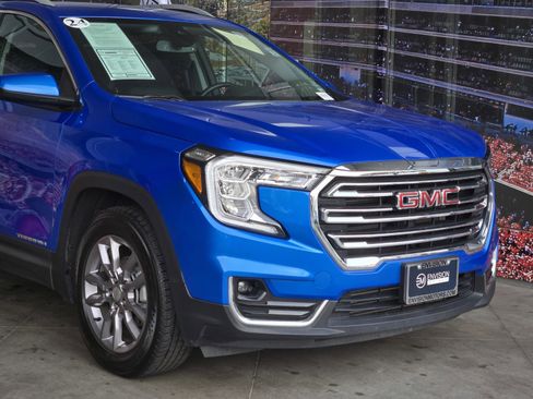 Used 2024 GMC Terrain SLT image 2