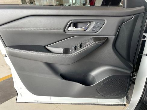 Certified 2025 Nissan Rogue SL w/ SL Premium Package FWD image 9