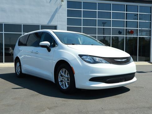 Used 2023 Chrysler Voyager LX FWD image 3