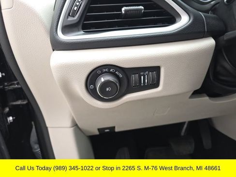 Used 2023 Chrysler Pacifica Touring-L FWD image 16