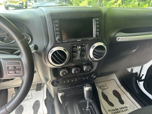 Used 2017 Jeep Wrangler Unlimited Sahara w/ Connectivity Group AWD/4WD image 13